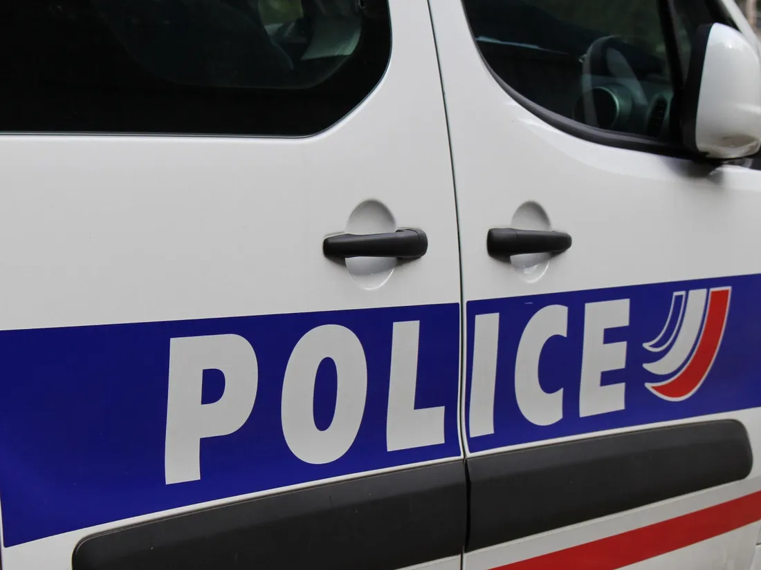 POLICE 